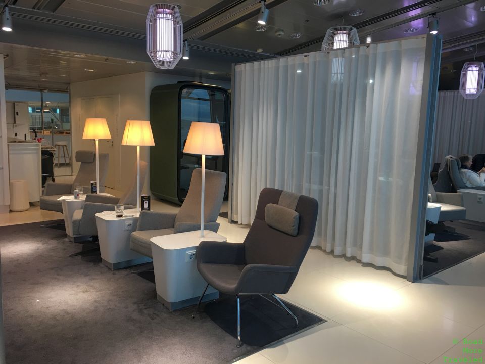 Finnair Lounge HEL lockers and phone rooms