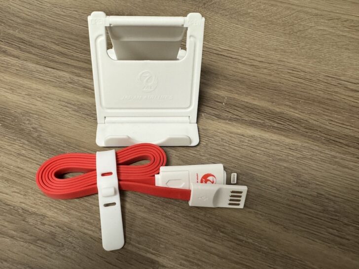a white and red cable with a white plastic holder