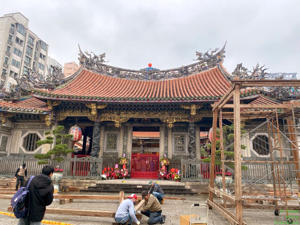 Big buildings, night markets, and cats in Taipei - Longshan Temple main gate