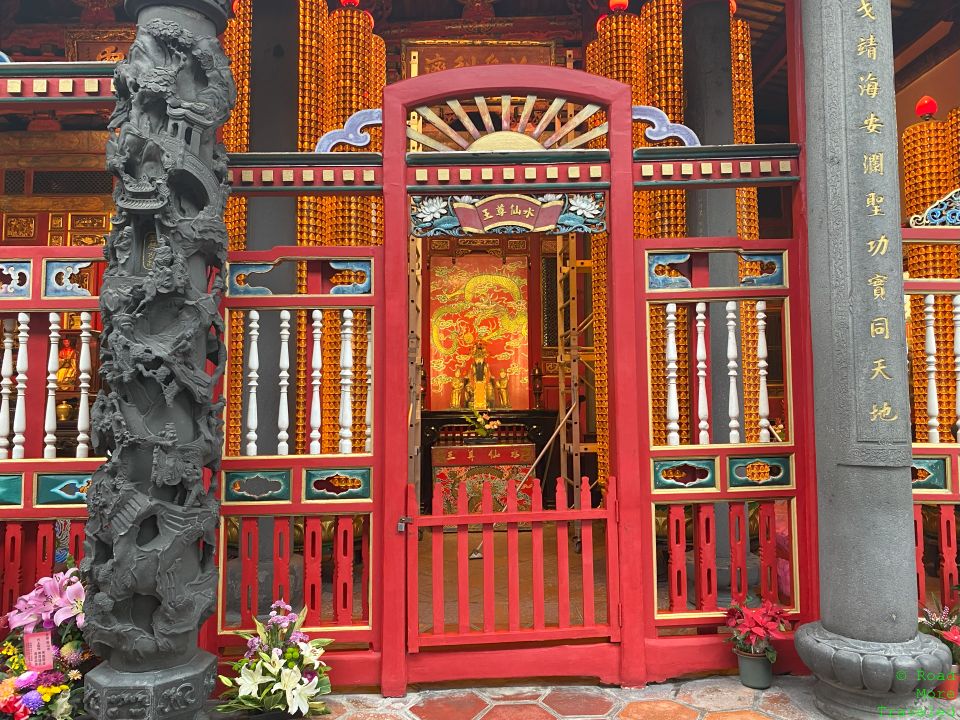 Additional deity in Longshan Temple Main Hall