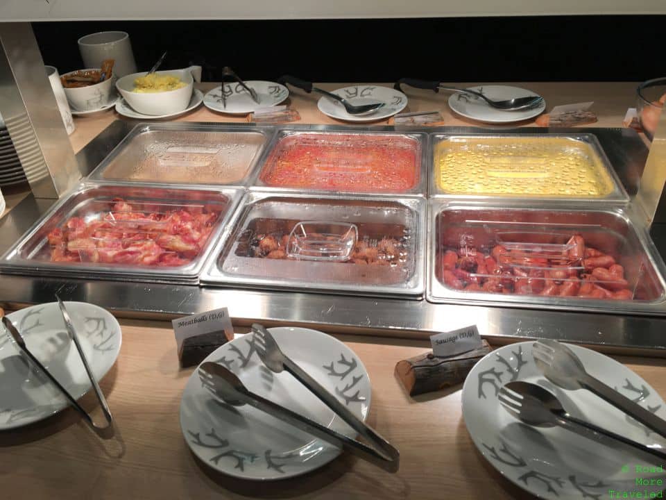 Wilderness Hotel Inari - hot breakfast options