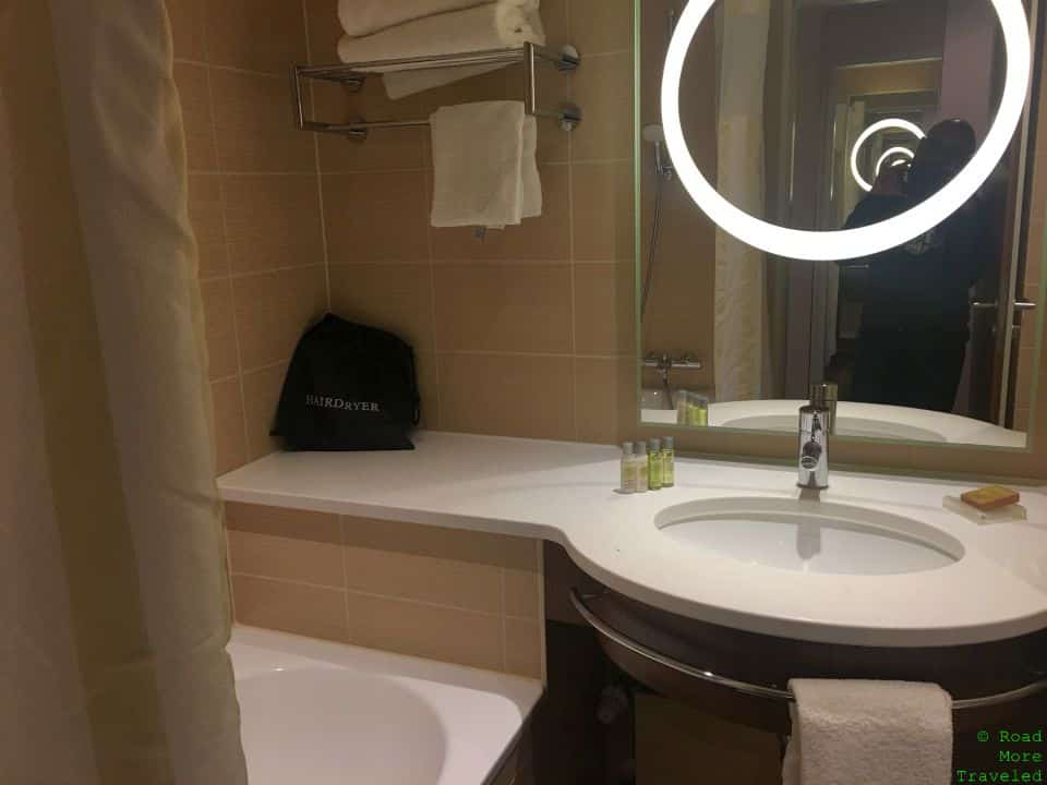 Hilton Garden Inn Frankfurt Airport bathroom