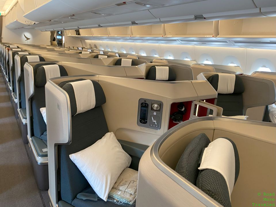 Cathay Pacific A350-1000 Business Class - center seats