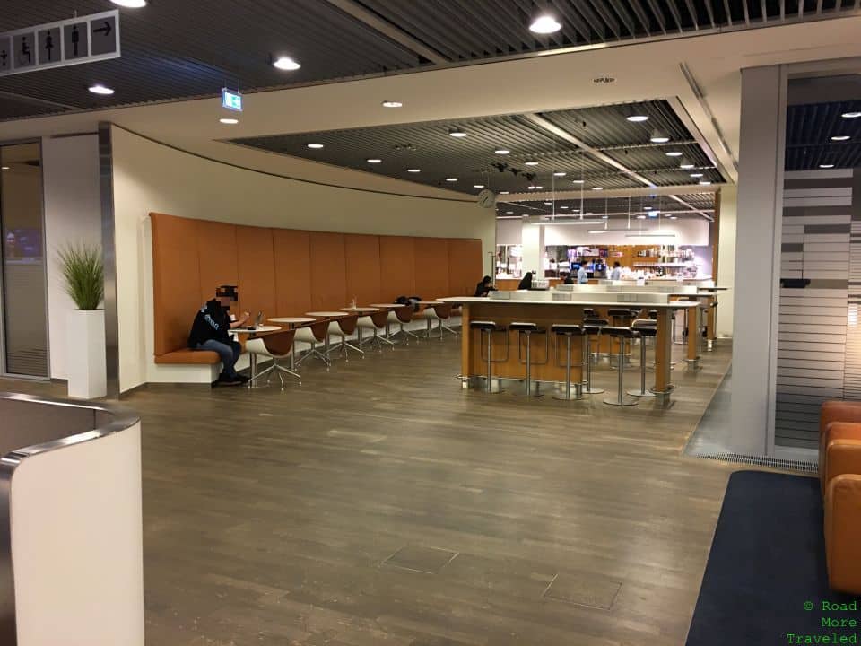 Lufthansa Senator Lounge B Frankfurt dining room seating